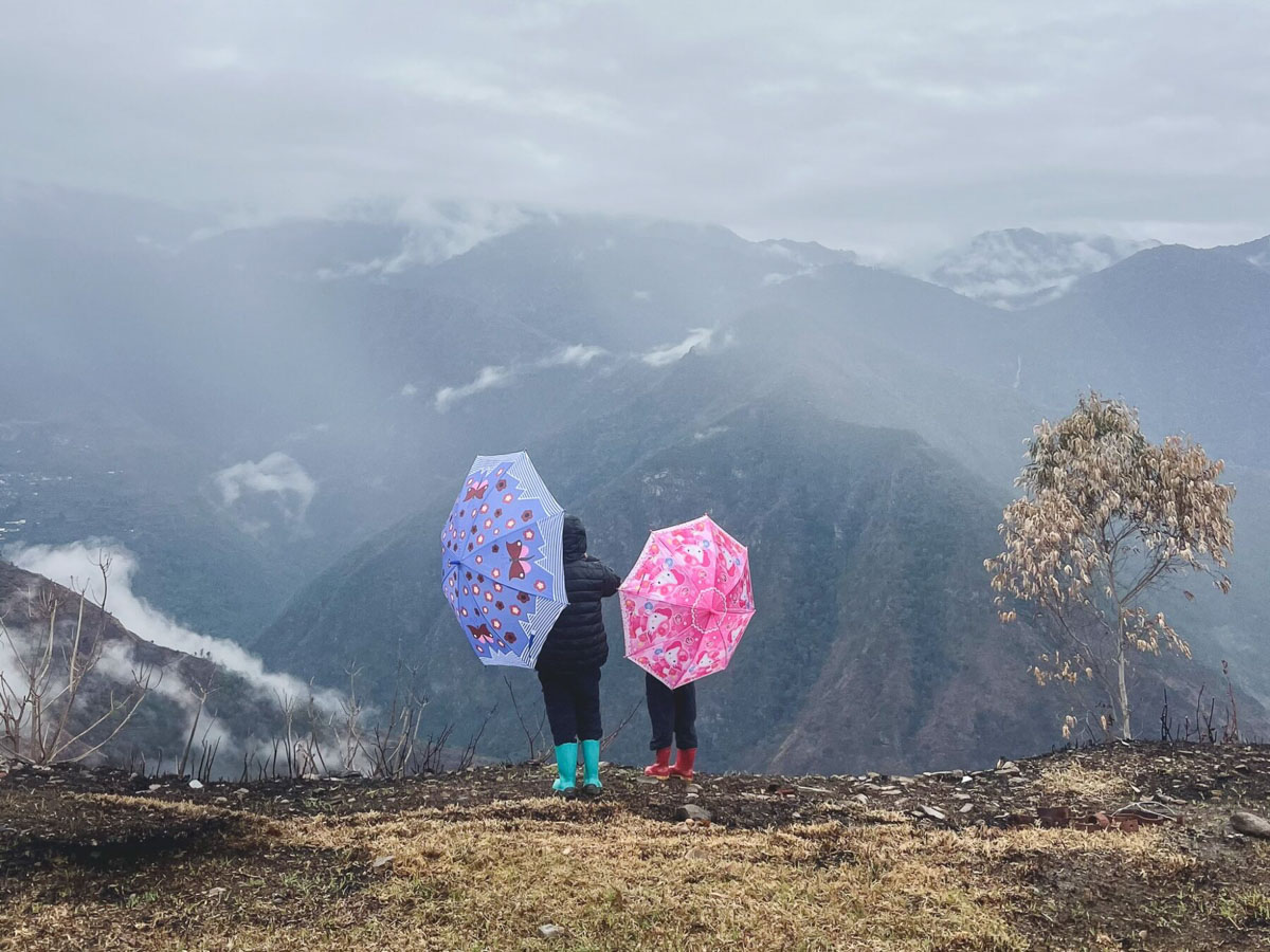 Children overlooking the valley